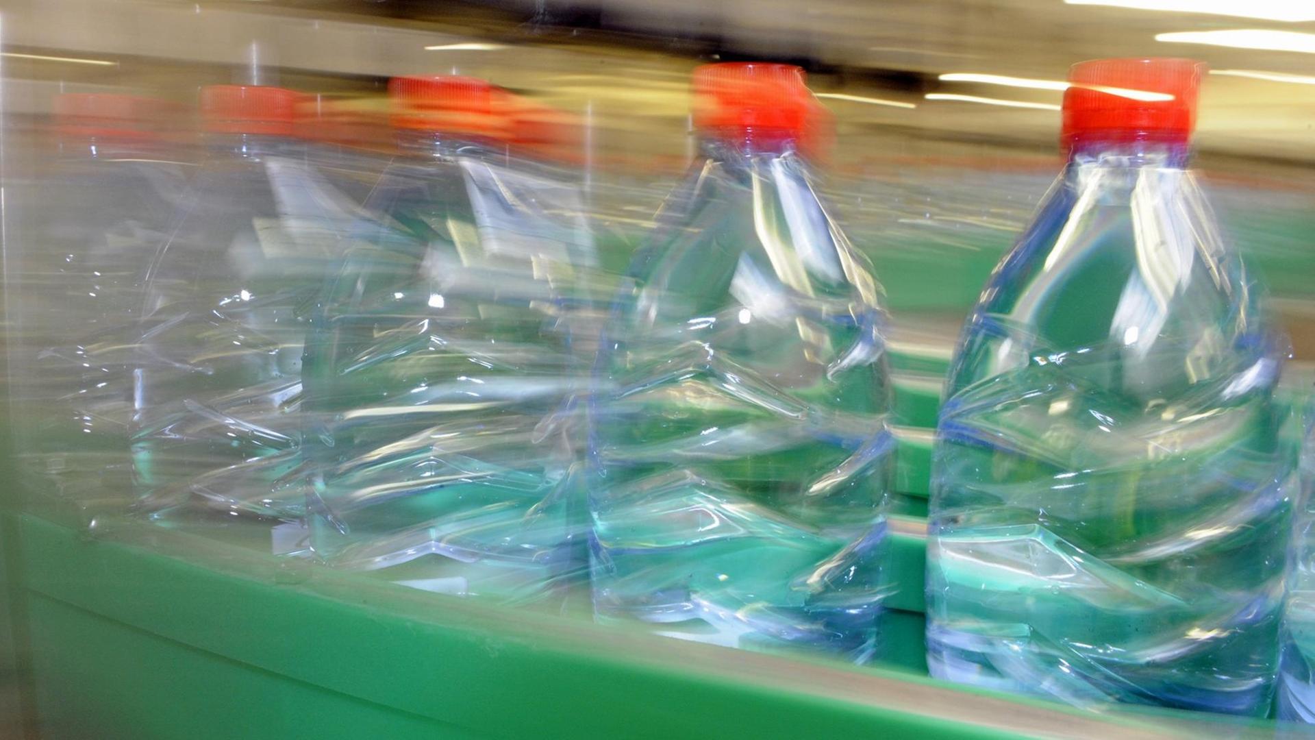 Wasserflaschenproduktion von Nestlé im französischen Vittel Wasserflaschenproduktion von Nestlé im französischen Vittel