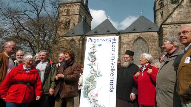 Abt Johannes (4.v.r.) macht sich mit einer Pilgergruppe in Hameln auf den Weg zum deutsch-orthodoxen Kloster in Buchhagen (Niedersachsen).
