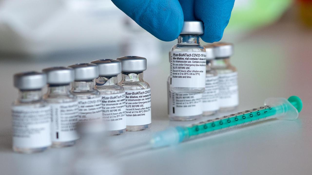 Leere Ampullen des Impfstoffs von Biontech/Pfizer gegen das Corona-Virus SARS-CoV-2 stehen in einem Impfzentrum nach der Vorberietung der Spritzen auf einem Tisch. Leere Ampullen des Impfstoffs von Biontech/Pfizer gegen das Corona-Virus SARS-CoV-2 stehen in einem Impfzentrum nach der Vorberietung der Spritzen auf einem Tisch.