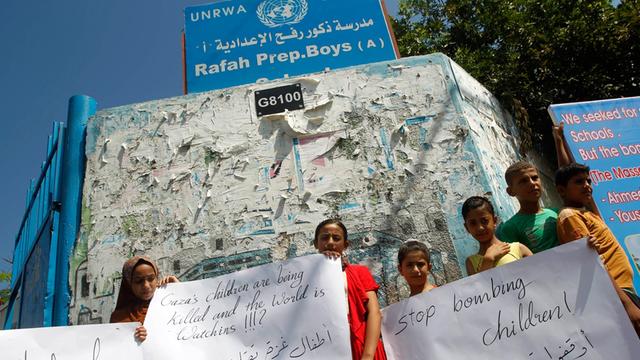 Palästinensische Kinder protestieren gegen israelische Angriffe auf UNO-Schulen im Gazastreifen.