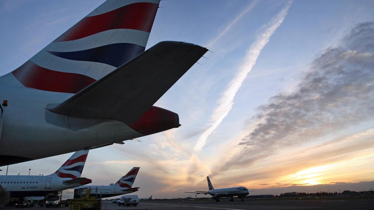 Maschinen der Fluggesellschaft British Airways auf dem Flughafen Heathrow. Maschinen der Fluggesellschaft British Airways auf dem Flughafen Heathrow.