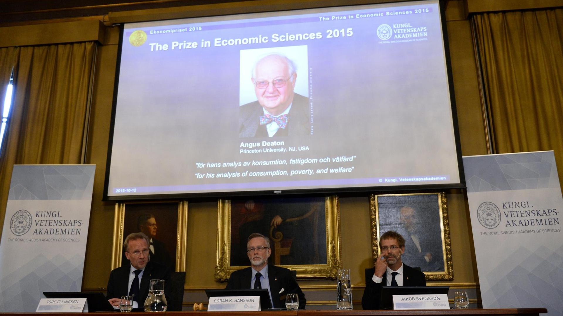 Vertreter der Jury und der Königlich-Schwedische Akademie der Wissenschaften bei der Verkündung des Nobelspreises für Wirtschaftswissenschaften in Stockholm. Vertreter der Jury und der Königlich-Schwedische Akademie der Wissenschaften bei der Verkündung des Nobelspreises für Wirtschaftswissenschaften in Stockholm.