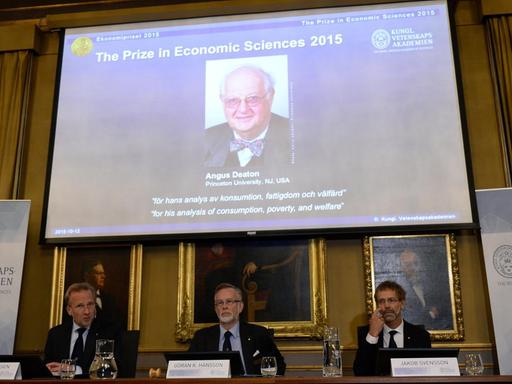 Vertreter der Jury und der Königlich-Schwedische Akademie der Wissenschaften bei der Verkündung des Nobelspreises für Wirtschaftswissenschaften in Stockholm.