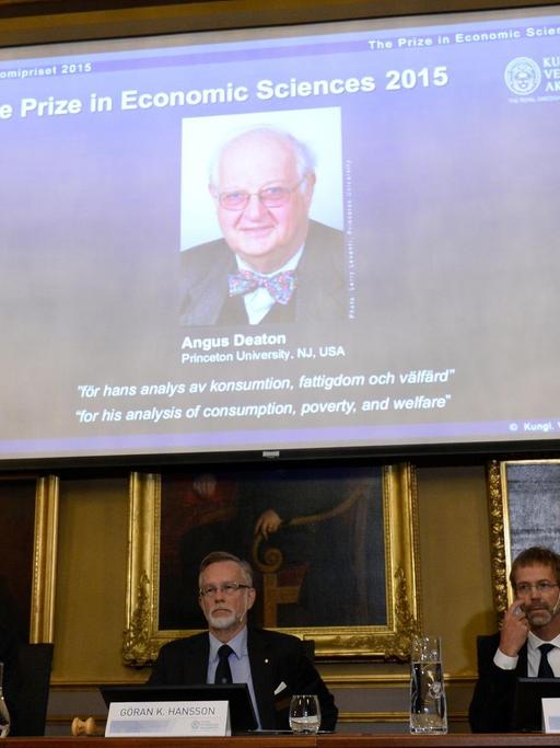 Vertreter der Jury und der Königlich-Schwedische Akademie der Wissenschaften bei der Verkündung des Nobelspreises für Wirtschaftswissenschaften in Stockholm.