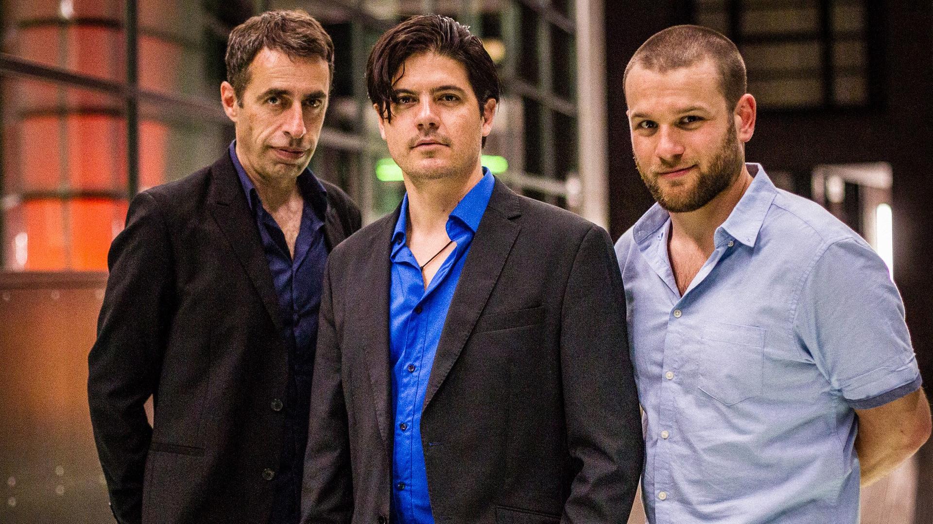 Die drei Musiker des Trios "Pablo Woiz & Milonga Roots" stehen zusammen und blicken in die Kamera Die drei Musiker des Trios "Pablo Woiz & Milonga Roots" stehen zusammen und blicken in die Kamera