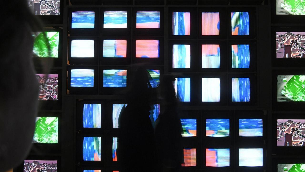 Die Installation _Internet Dream_ von Nam June Paik aus dem Jahr 1994 - gezeigt im Zentrum für Kunst und Medien (ZKM) in Karlsruhe. Die Installation _Internet Dream_ von Nam June Paik aus dem Jahr 1994 - gezeigt im Zentrum für Kunst und Medien (ZKM) in Karlsruhe.