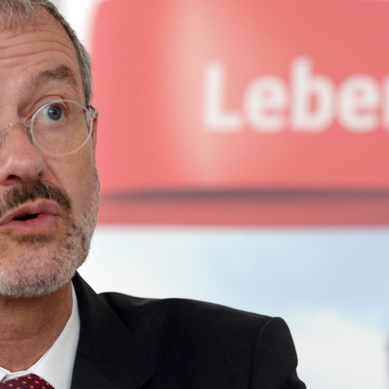 Der Präsident des Deutschen Caritasverbands (DCV), Peter Neher spricht am 17.07.2013 in Berlin bei der Jahres-Pressekonferenz zu den Gästen.