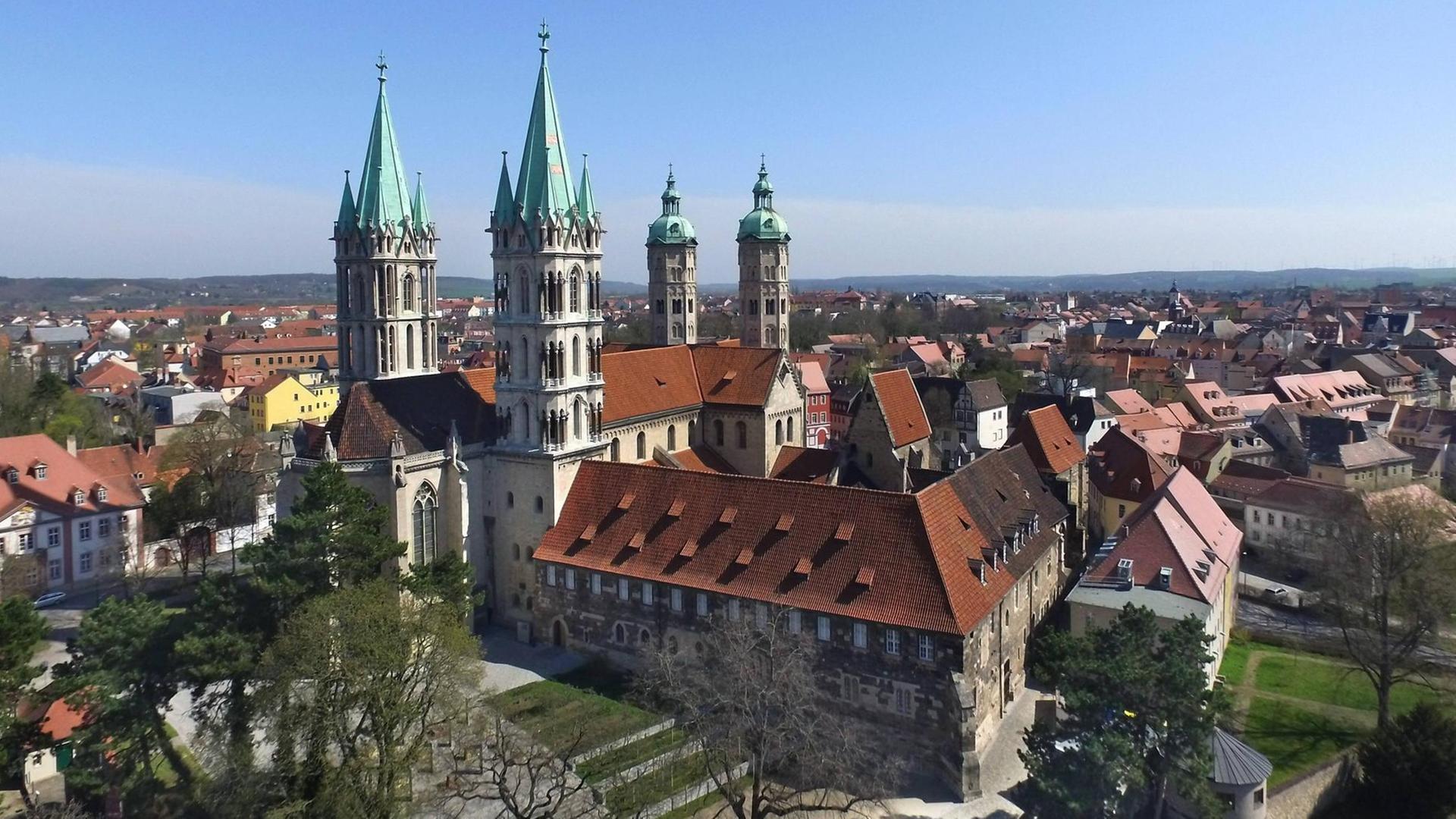 Der Naumburger Dom ist in das Unesco-Weltkulturerbe aufgenommen worden (Foto vom 12.04.18). Das Welterbekomitee habe das Bauwerk in Sachsen-Anhalt, das zu den bedeutendsten Kathedralbauten des Hochmittelalters zaehle, am 01.07.18 bei seiner Tagung in Bahrain in die Welterbeliste aufgenommen, teilte die deutsche Unesco-Kommission am Sonntag in Bonn mit. Das Welterbekomitee wuerdigte den Angaben zufolge mit seiner Entscheidung die kuenstlerischen Qualitaeten des Doms, die Einblick in Kunst, Architektur und Technologie seiner Zeit gaeben. Der Naumburger Dom ist die 44. Unesco-Welterbestaette in Deutschland. (Siehe epd-Meldung vom 01.07.18) Der Naumburger Dom ist in das Unesco-Weltkulturerbe aufgenommen worden (Foto vom 12.04.18). Das Welterbekomitee habe das Bauwerk in Sachsen-Anhalt, das zu den bedeutendsten Kathedralbauten des Hochmittelalters zaehle, am 01.07.18 bei seiner Tagung in Bahrain in die Welterbeliste aufgenommen, teilte die deutsche Unesco-Kommission am Sonntag in Bonn mit. Das Welterbekomitee wuerdigte den Angaben zufolge mit seiner Entscheidung die kuenstlerischen Qualitaeten des Doms, die Einblick in Kunst, Architektur und Technologie seiner Zeit gaeben. Der Naumburger Dom ist die 44. Unesco-Welterbestaette in Deutschland. (Siehe epd-Meldung vom 01.07.18)