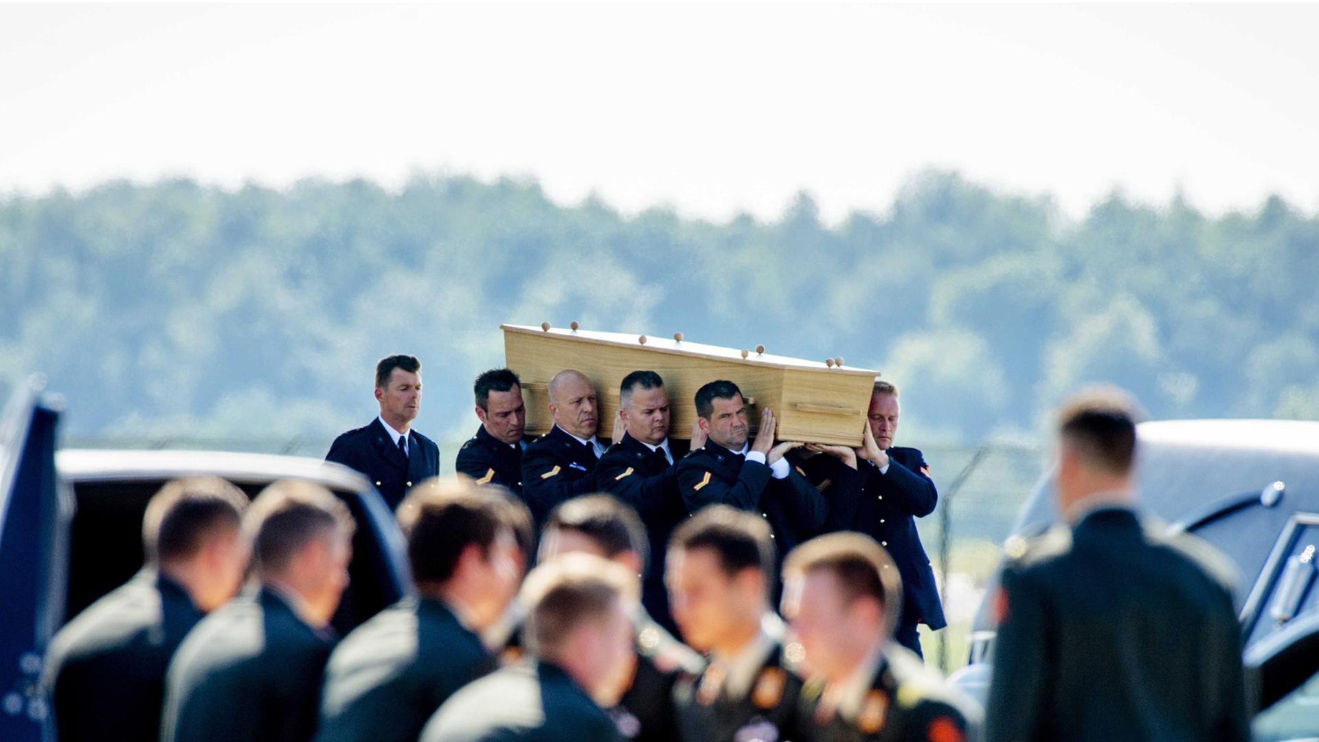 Niederländische Soldaten tragen die Särge der Opfer des Absturzes von Flug MH17