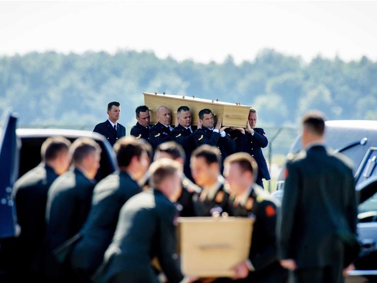 Niederländische Soldaten tragen die Särge der Opfer des Absturzes von Flug MH17