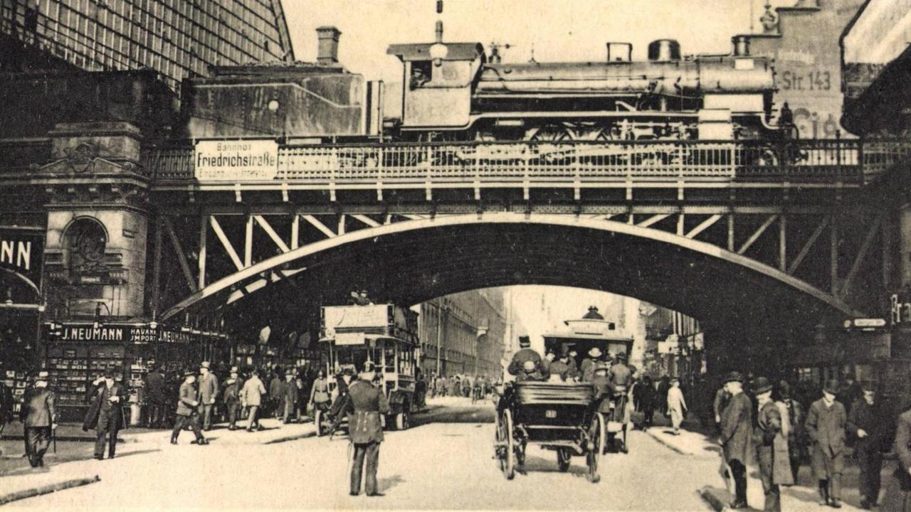 Eine Dampflock am Bahnhof Friedrichstraße Anfang der 1930er Jahre in Berlin. Eine Dampflock am Bahnhof Friedrichstraße Anfang der 1930er Jahre in Berlin.