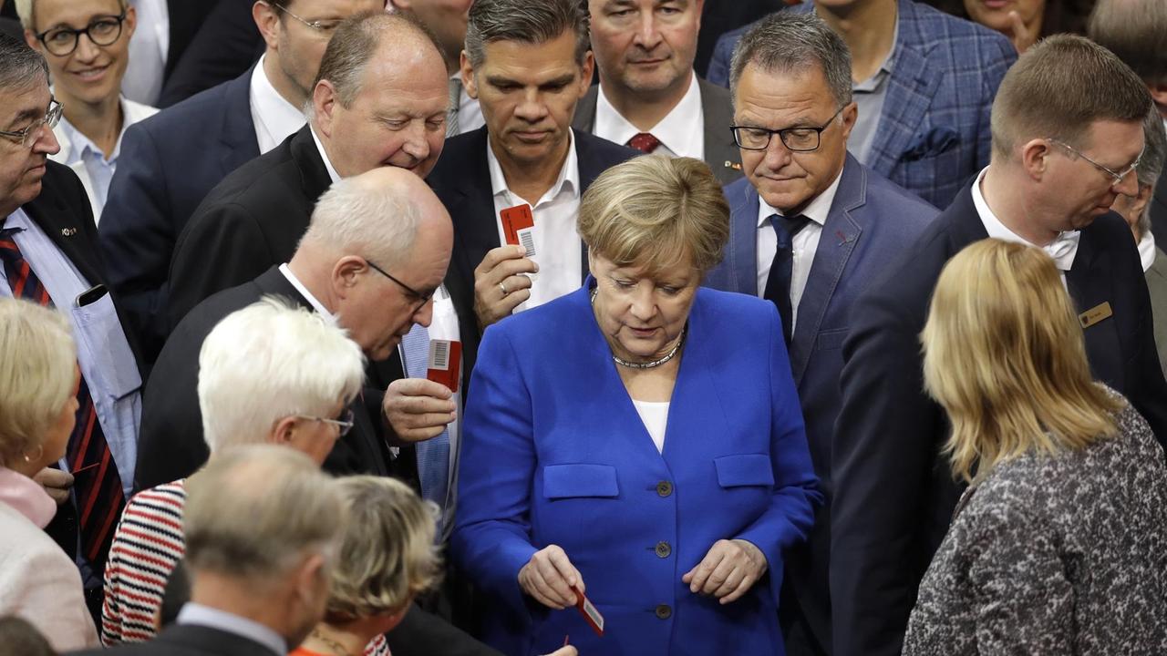 Kanzlerin Merkel stimmt im Bundestag gegen die "Ehe für alle" 30.6.17
Kanzlerin Merkel stimmt im Bundestag gegen die "Ehe für alle" 30.6.17