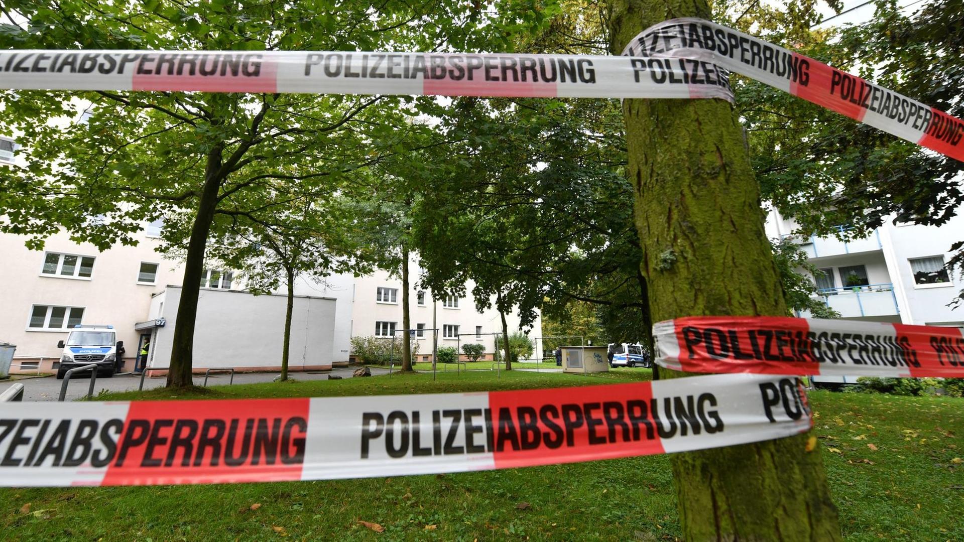 Die Polizei hat das Wohnhaus in Chemnitz, in dem der Sprengstoff gefunden wurde, abgesichert. Die Polizei hat das Wohnhaus in Chemnitz, in dem der Sprengstoff gefunden wurde, abgesichert.