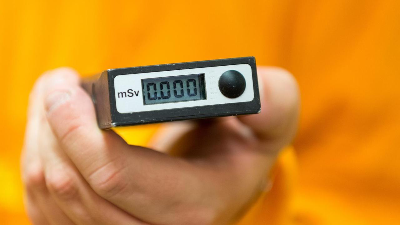 Ein Dosimeter misst im ehemaligen Kernkraftwerk Lingen (KKL) in Lingen (Niedersachsen) die Strahlenbelastung. Ein Dosimeter misst im ehemaligen Kernkraftwerk Lingen (KKL) in Lingen (Niedersachsen) die Strahlenbelastung.