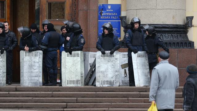 Vor einem Gebäude in der ukrainischen Stadt Charkiv stehen Wachen.