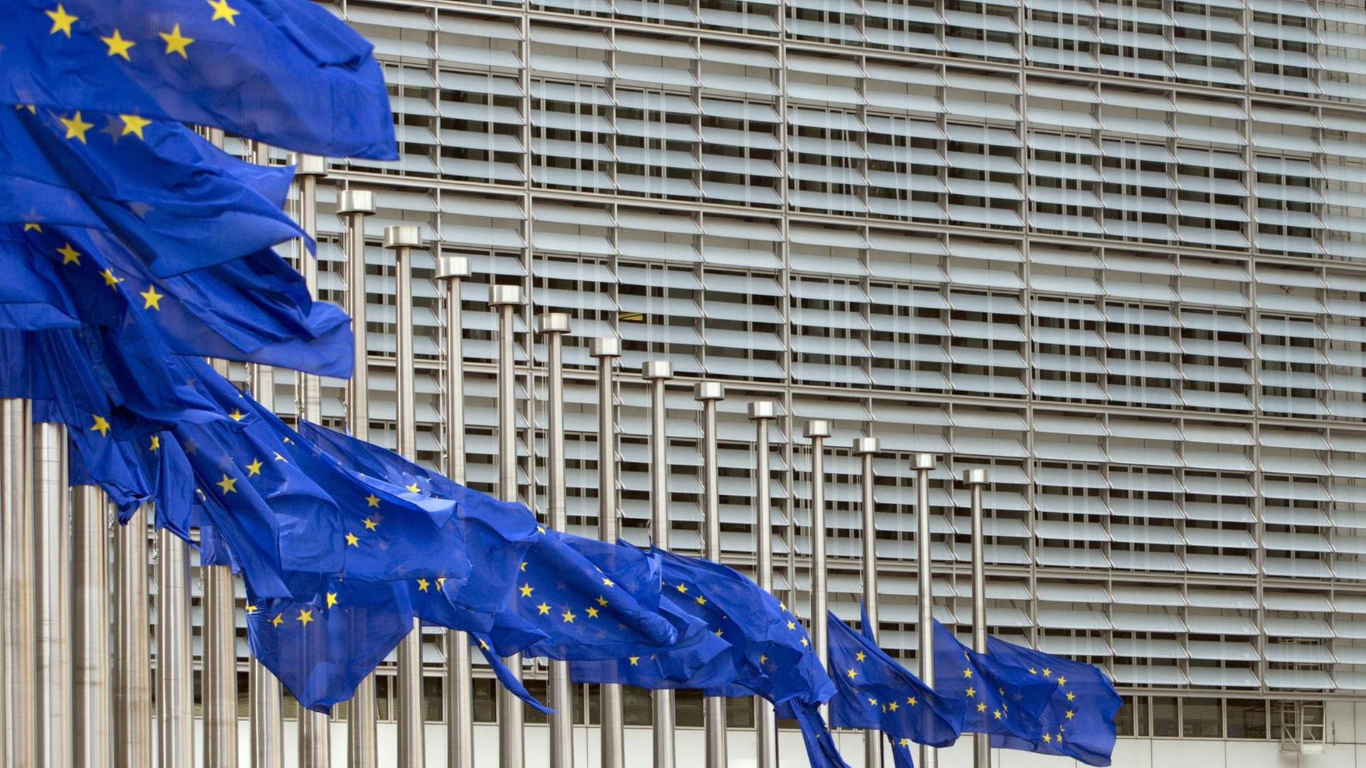 Nach dem Anschlag auf ein Popkonzert in Manchester hängen die EU-Flaggen in Brüssel auf Halbmast.