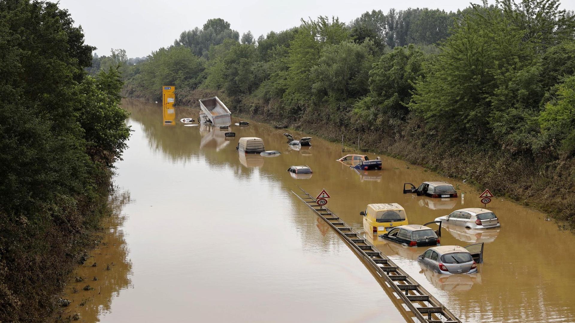 Nach der Hochwasser-Katastrophe im Erftkreis gehen die Aufräumarbeiten weiter. Bei den Bergungsarbeiten der zerstörten Autos in Erftstadt-Liblar kommen auch Sonar, Bundeswehrpanzer und Taucher zum Einsatz: Sie überprüfen die massiv beschädigten Fahrzeuge auf der B256 Luxemburger Straße. Die Fahrer der Autos und LKWs waren von den Wassermassen überrascht worden, konnten sich nach bisherigen Erkenntnissen offenbar noch eilig in Sicherheit bringen. Erftstadt, 17.07.2021 Nach der Hochwasser-Katastrophe im Erftkreis gehen die Aufräumarbeiten weiter. Bei den Bergungsarbeiten der zerstörten Autos in Erftstadt-Liblar kommen auch Sonar, Bundeswehrpanzer und Taucher zum Einsatz: Sie überprüfen die massiv beschädigten Fahrzeuge auf der B256 Luxemburger Straße. Die Fahrer der Autos und LKWs waren von den Wassermassen überrascht worden, konnten sich nach bisherigen Erkenntnissen offenbar noch eilig in Sicherheit bringen. Erftstadt, 17.07.2021