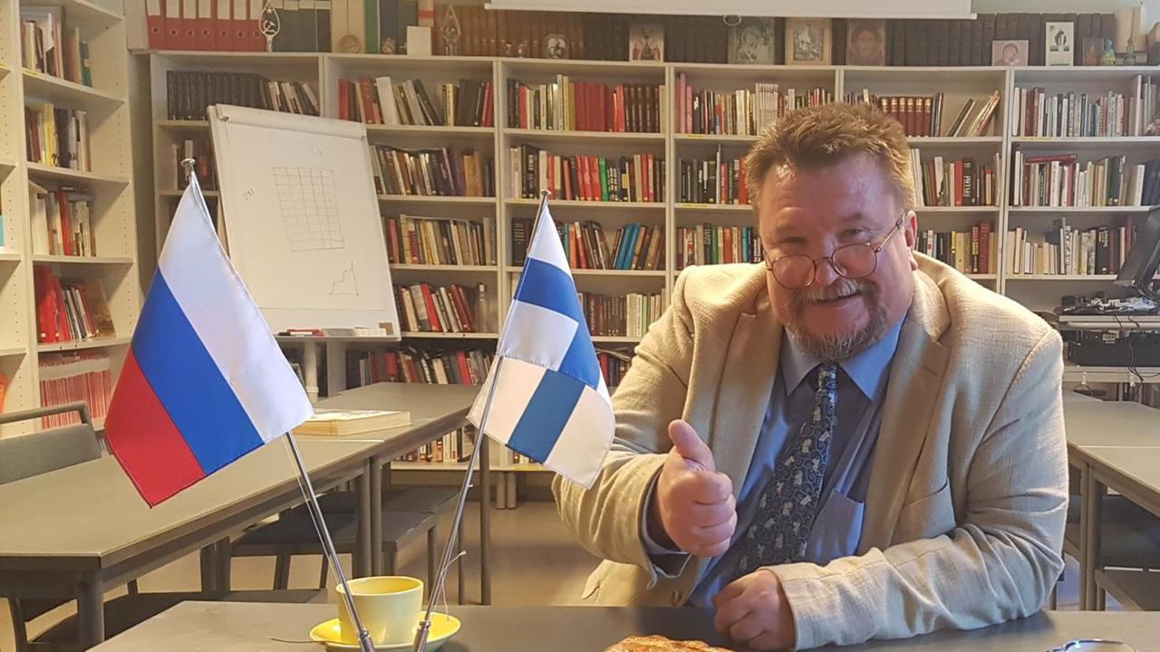 Arto Luukkanen sitztin einem Lesesaal der Universität Helsinki Arto Luukkanen sitztin einem Lesesaal der Universität Helsinki
