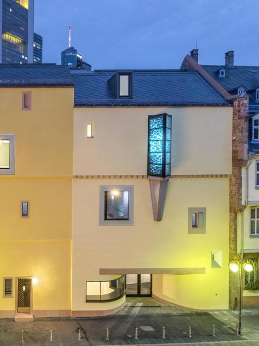 Das Deutsche Romantik-Museum in Frankfurt am Main und rechts daneben das Goethe-Haus in abendlicher Beleuchtung.