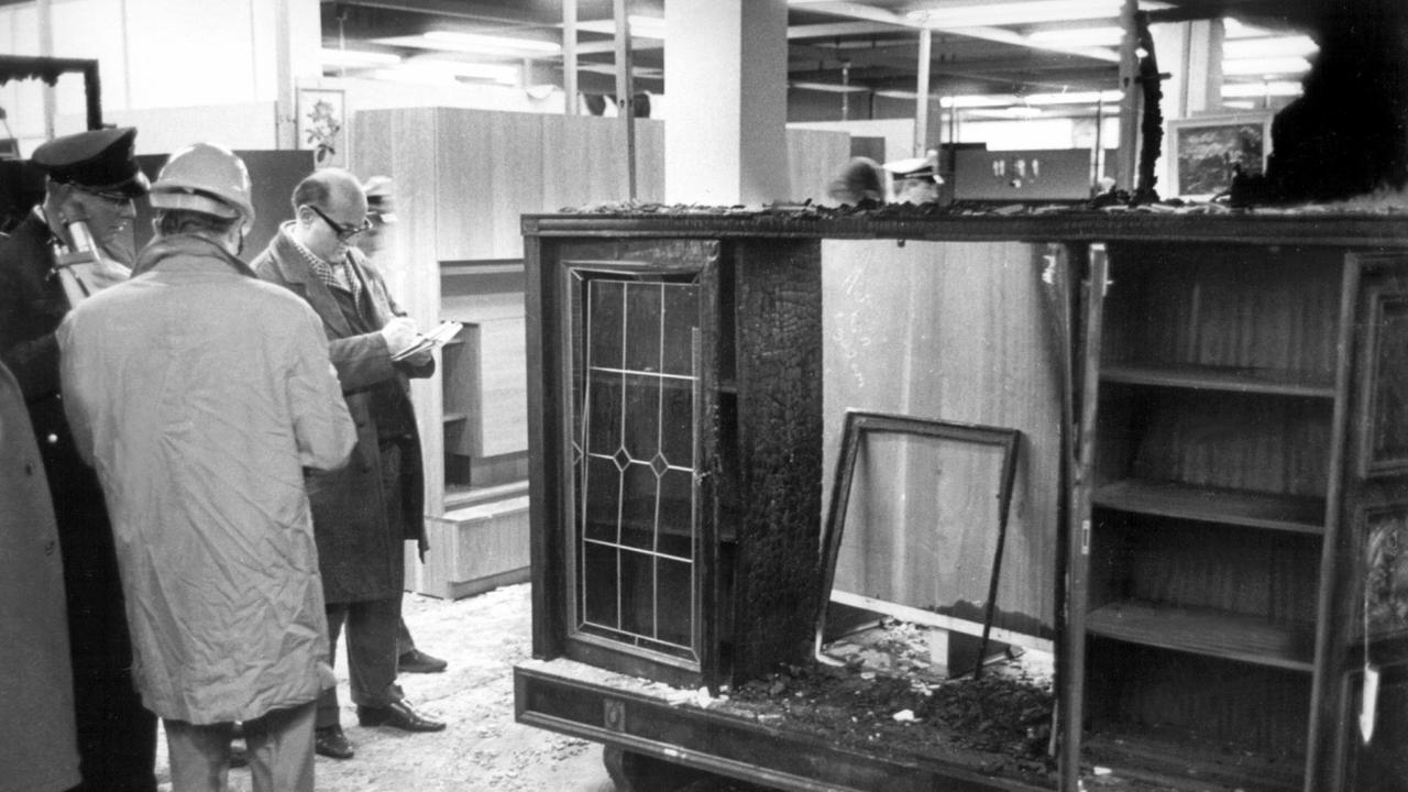 Einsatzkräfte sichten am 3. April 1968 den Schaden in der ausgebrannten vierten Etage des Frankfurter "Kaufhof". In der Nacht waren in zwei Kaufhäusern der Stadt Feuer ausgebrochen. Sprengpatronen am Tatort sowie ein Bekenneranruf in der Frankfurter Redaktion der dpa Deutschen Presse-Agentur legen den Verdacht politisch motivierter Anschläge nahe. Unter den Tätern sind, wie sich herausstellt, die späteren RAF-Mitglieder Andreas Baader und Gudrun Ensslin. Die Tat und ihre Folgen werden als Wurzel des RAF-Terrors angesehen. | Verwendung weltweit