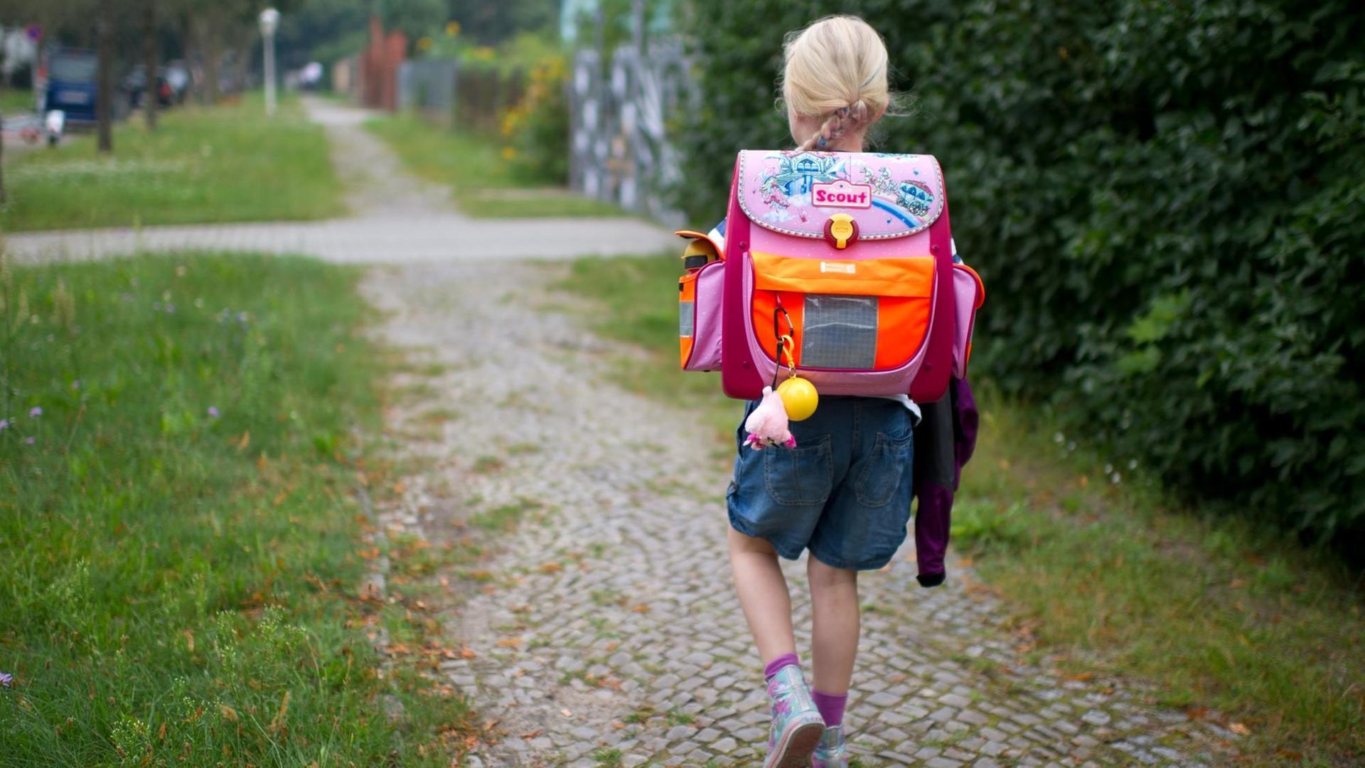 Alleine macht sich Emily Bell an ihrem ersten Schultag auf den Weg. Alleine macht sich Emily Bell an ihrem ersten Schultag auf den Weg.