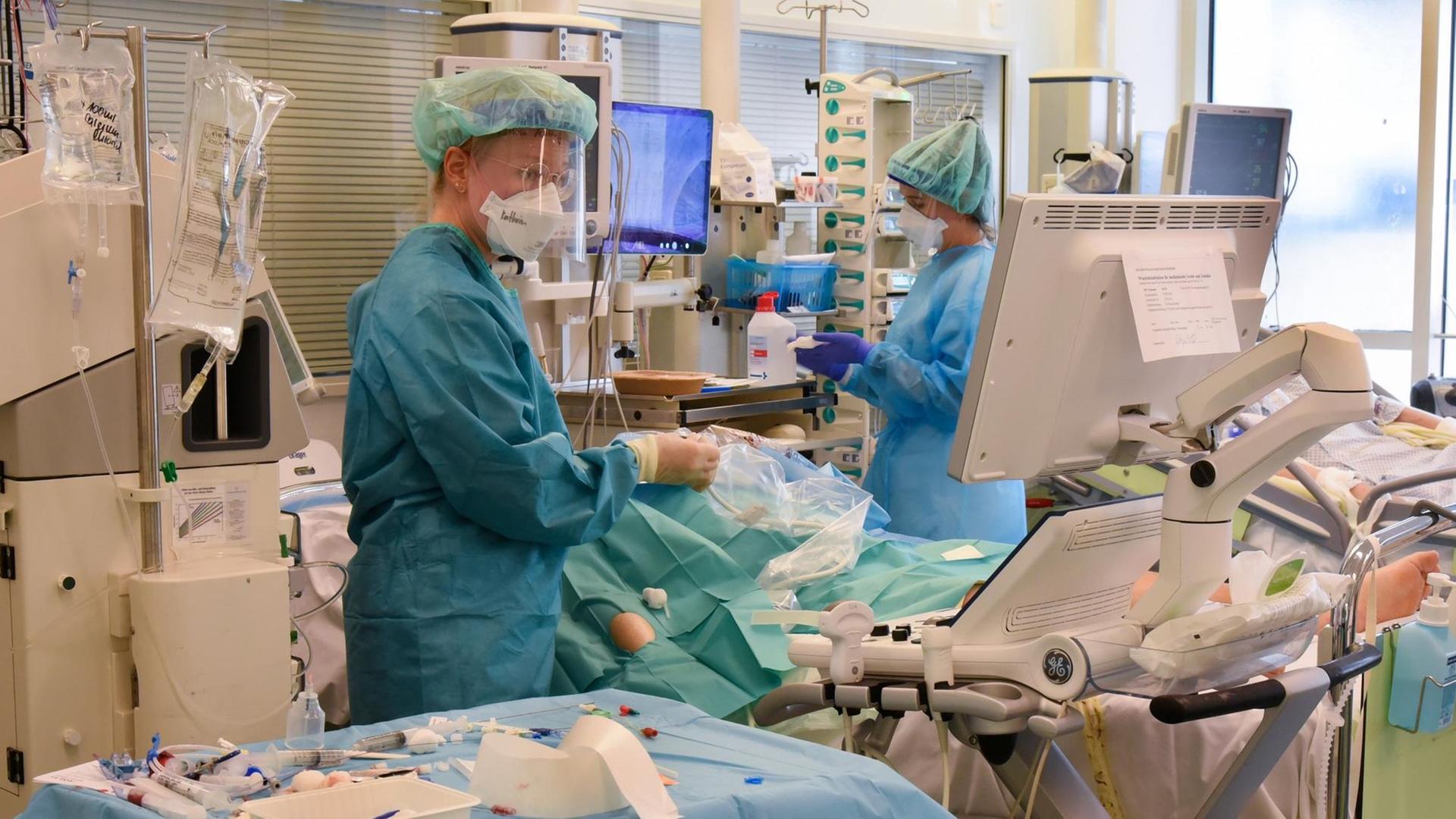 Auf der Covid-Station, einem Bereich der Operativen Intensivstation vom Universitätsklinikum Leipzig, versorgen Ärzte und Intensivpflegekräfte einen Patienten. Auf der Covid-Station, einem Bereich der Operativen Intensivstation vom Universitätsklinikum Leipzig, versorgen Ärzte und Intensivpflegekräfte einen Patienten.