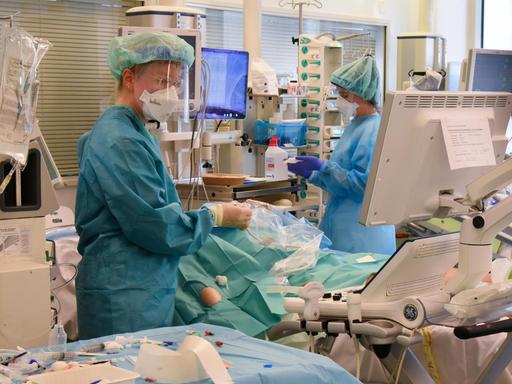 Auf der Covid-Station, einem Bereich der Operativen Intensivstation vom Universitätsklinikum Leipzig, versorgen Ärzte und Intensivpflegekräfte einen Patienten.