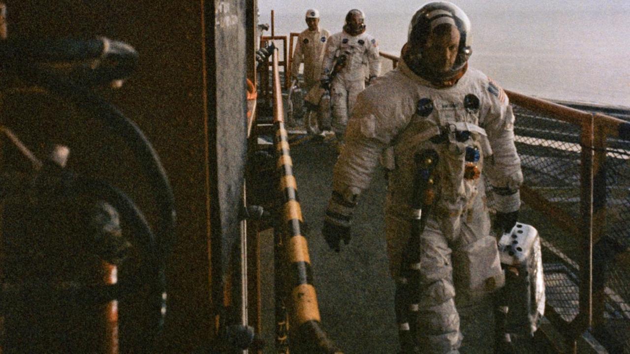 Der Astronaut Neil A. Armstrong, gefolgt von seinem Kollegen Edwin E. Aldrin Jr.: Gemeinsam laufen sie zu der Rakete, die sie zum Mond bringen wird.