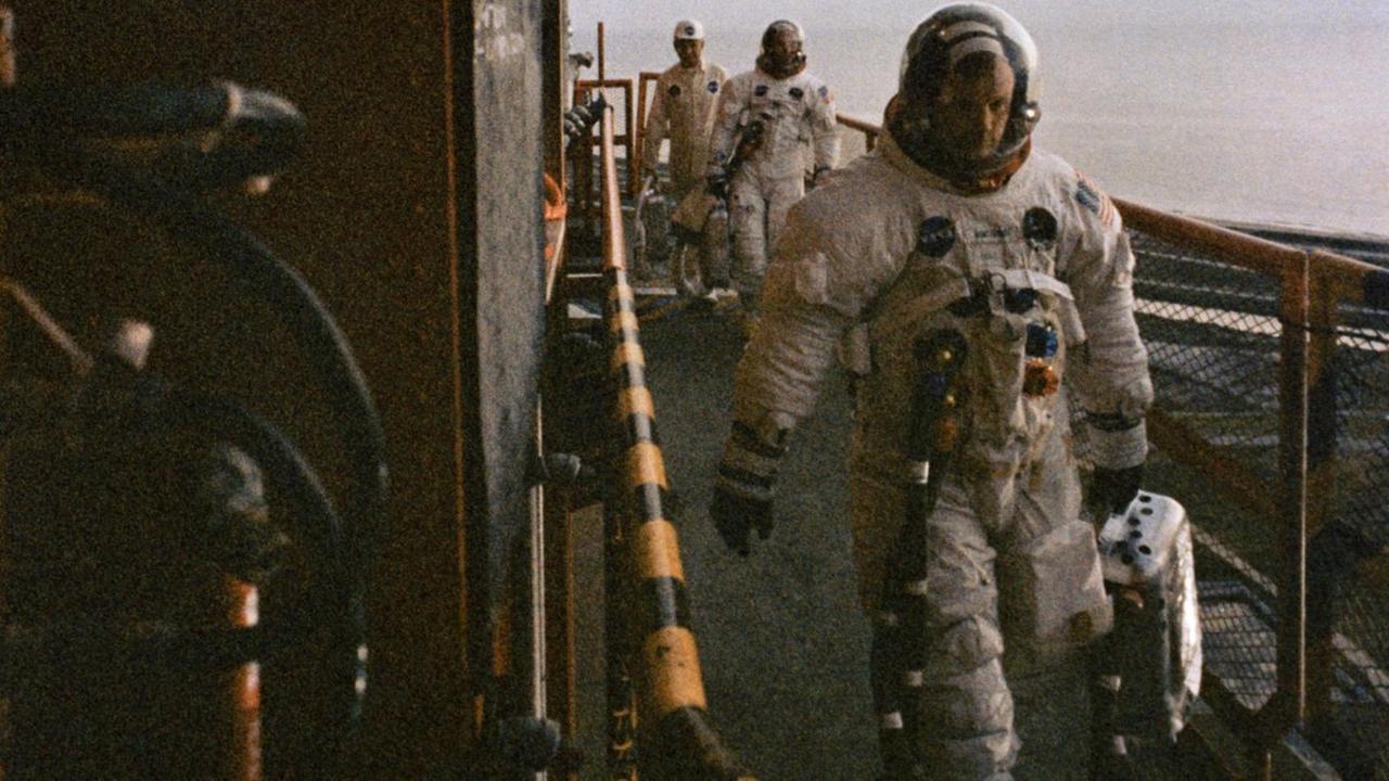 Der Astronaut Neil A. Armstrong, gefolgt von seinem Kollegen Edwin E. Aldrin Jr.: Gemeinsam laufen sie zu der Rakete, die sie zum Mond bringen wird. Der Astronaut Neil A. Armstrong, gefolgt von seinem Kollegen Edwin E. Aldrin Jr.: Gemeinsam laufen sie zu der Rakete, die sie zum Mond bringen wird.
