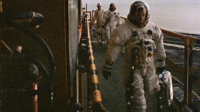 Der Astronaut Neil A. Armstrong, gefolgt von seinem Kollegen Edwin E. Aldrin Jr.: Gemeinsam laufen sie zu der Rakete, die sie zum Mond bringen wird.