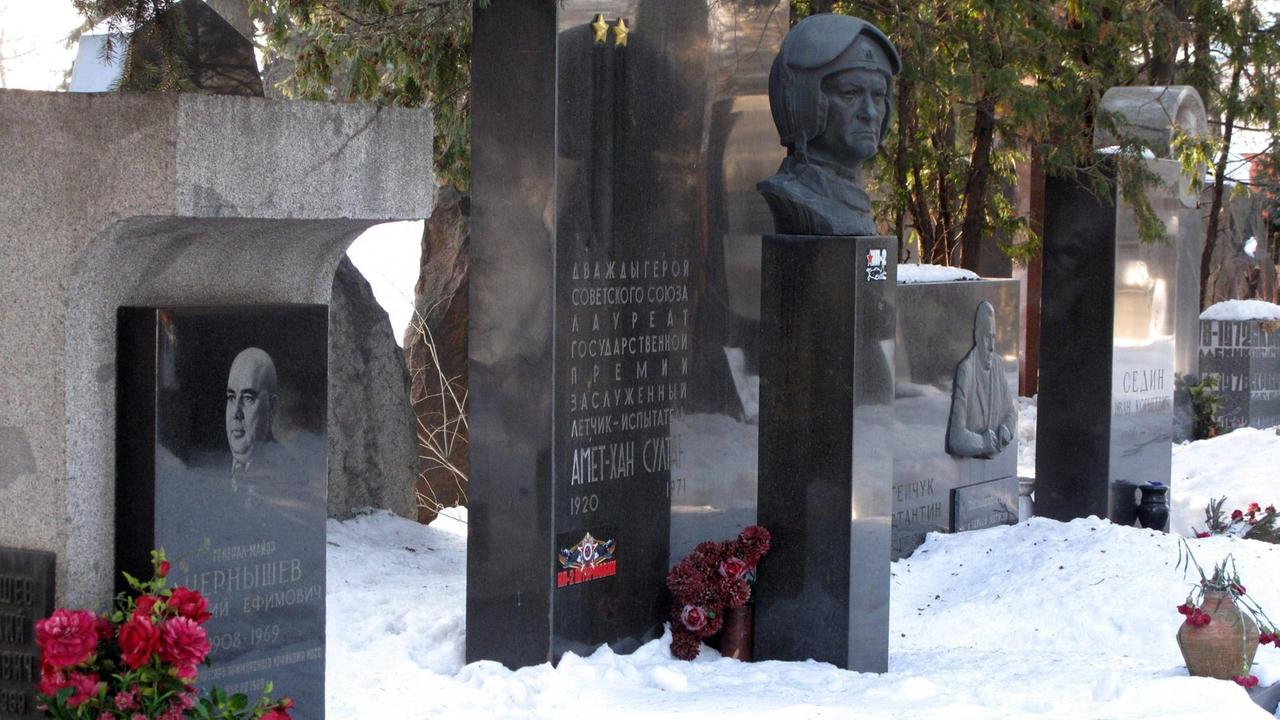 Ein winterlicher Blick über den Friedhof mit Abbild eines Piloten auf einem der Grabstätten. Ein winterlicher Blick über den Friedhof mit Abbild eines Piloten auf einem der Grabstätten.