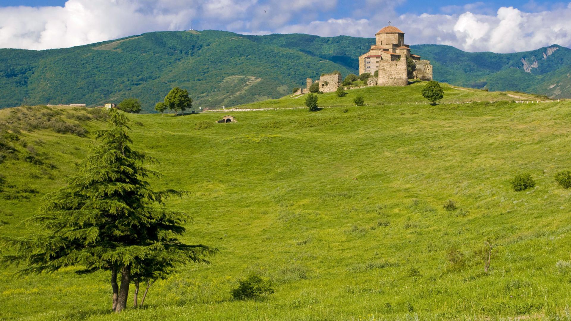 Mzcheta, Georgien, Vorderasien: Kloster Dschwari auf einem Hügel Mzcheta, Georgien, Vorderasien: Kloster Dschwari auf einem Hügel