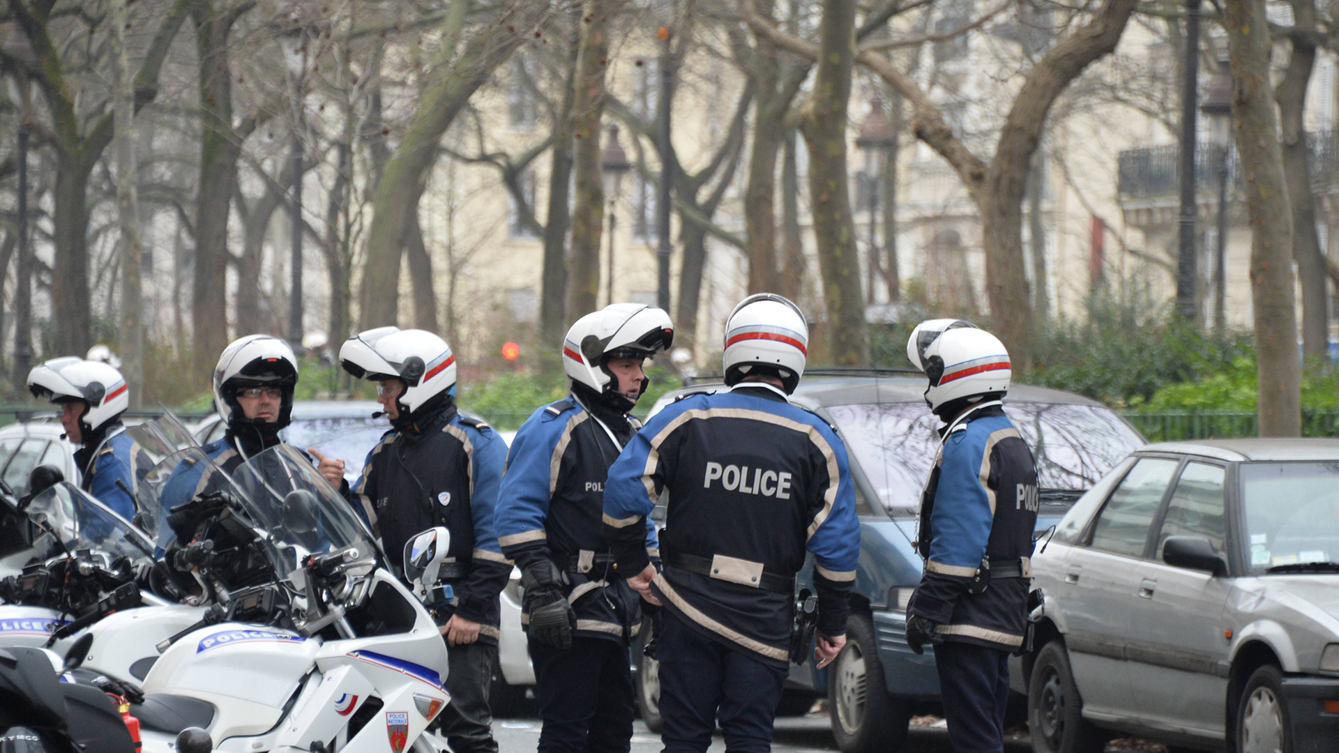 Die Polizei ist an den Redaktionsräumen der Zeitschrift "Charlie Hebdo" im Einsatz. Die Polizei ist an den Redaktionsräumen der Zeitschrift "Charlie Hebdo" im Einsatz.