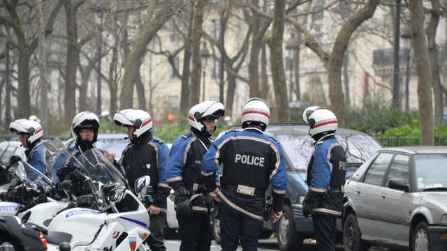 Die Polizei ist an den Redaktionsräumen der Zeitschrift "Charlie Hebdo" im Einsatz.