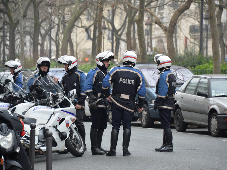 Die Polizei ist an den Redaktionsräumen der Zeitschrift "Charlie Hebdo" im Einsatz.