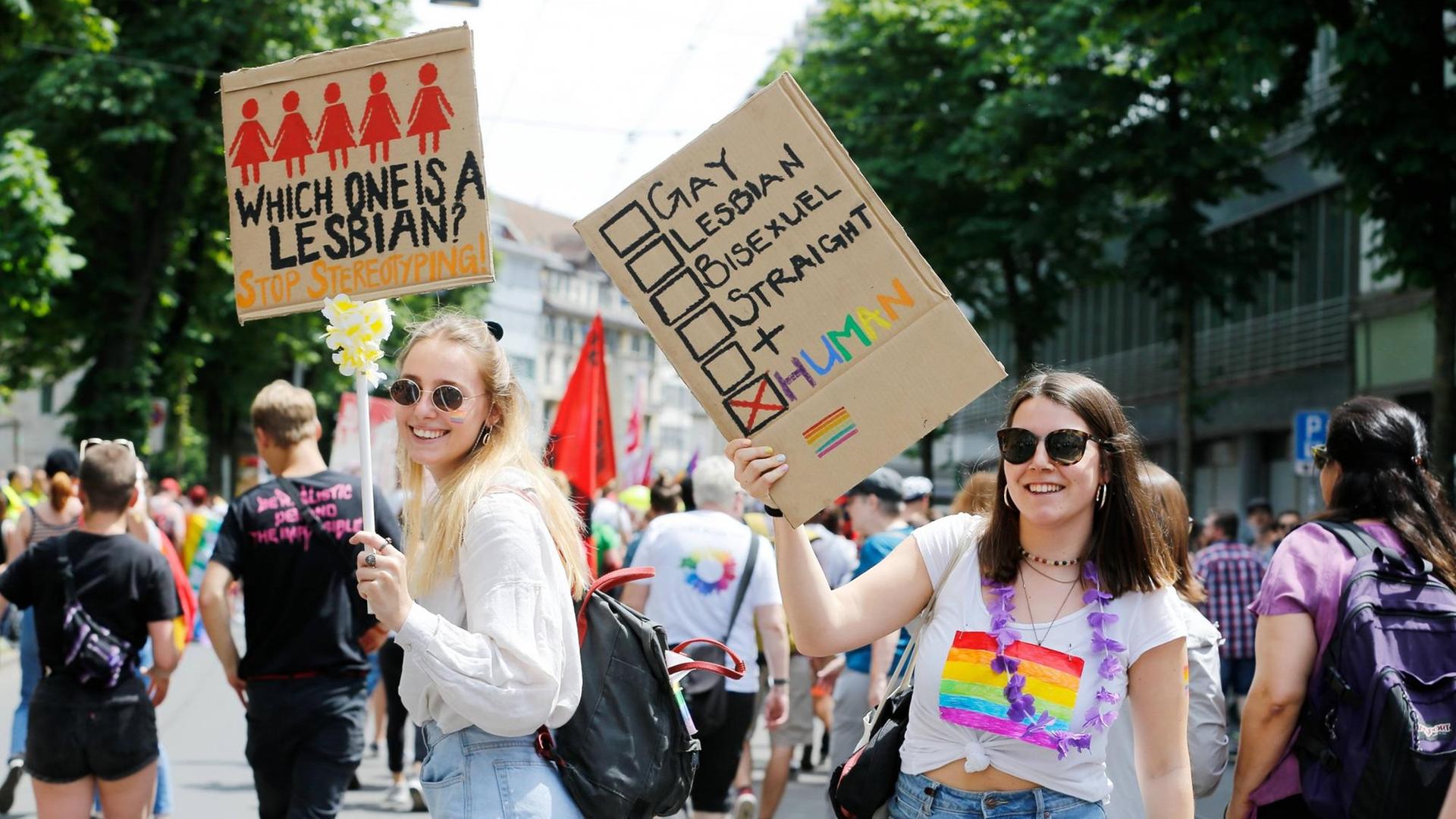 Teilnehmerinnen des Zürich Pride Festivals 2019 mit Transparenten Teilnehmerinnen des Zürich Pride Festivals 2019 mit Transparenten