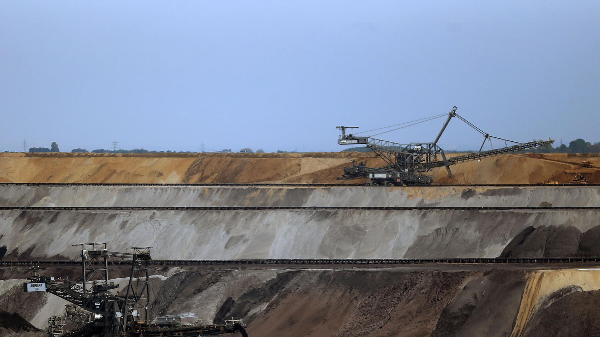 Bagger fördern am 22.10.2013 bei Jackerath (Nordrhein-Westfalen) im Tagebau Garzweiler II Braunhohle. Bagger fördern am 22.10.2013 bei Jackerath (Nordrhein-Westfalen) im Tagebau Garzweiler II Braunhohle.