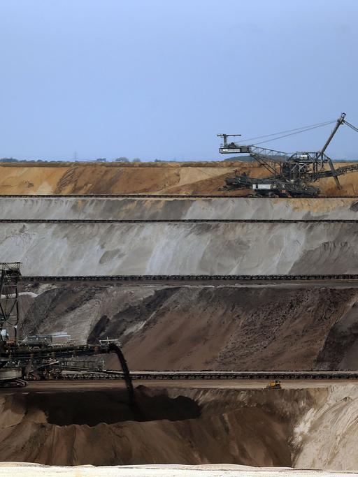 Bagger fördern am 22.10.2013 bei Jackerath (Nordrhein-Westfalen) im Tagebau Garzweiler II Braunhohle.