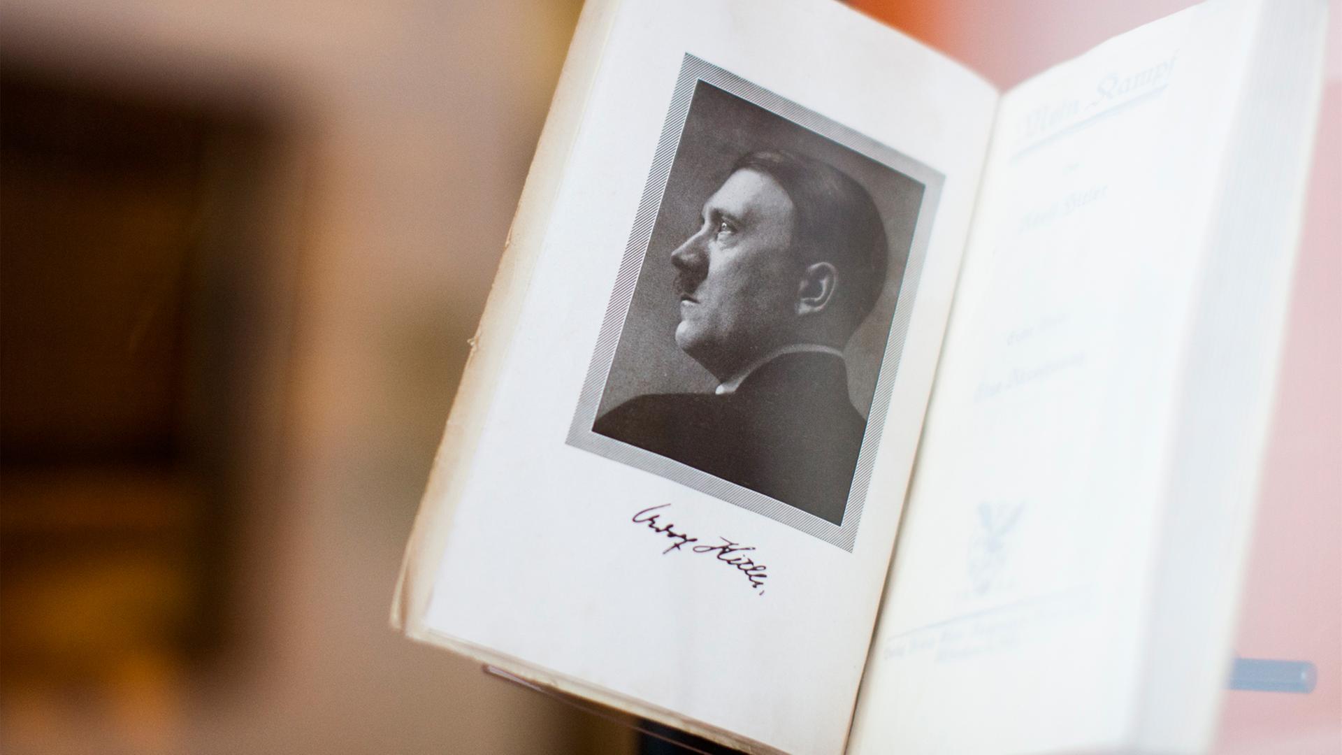 Das Buch "Mein Kampf - 1. Band" von Adolf Hitler wird im Kunstmuseum in Solingen in der Ausstellung "Die verbrannten Dichter" gezeigt. Das Buch "Mein Kampf - 1. Band" von Adolf Hitler wird im Kunstmuseum in Solingen in der Ausstellung "Die verbrannten Dichter" gezeigt.