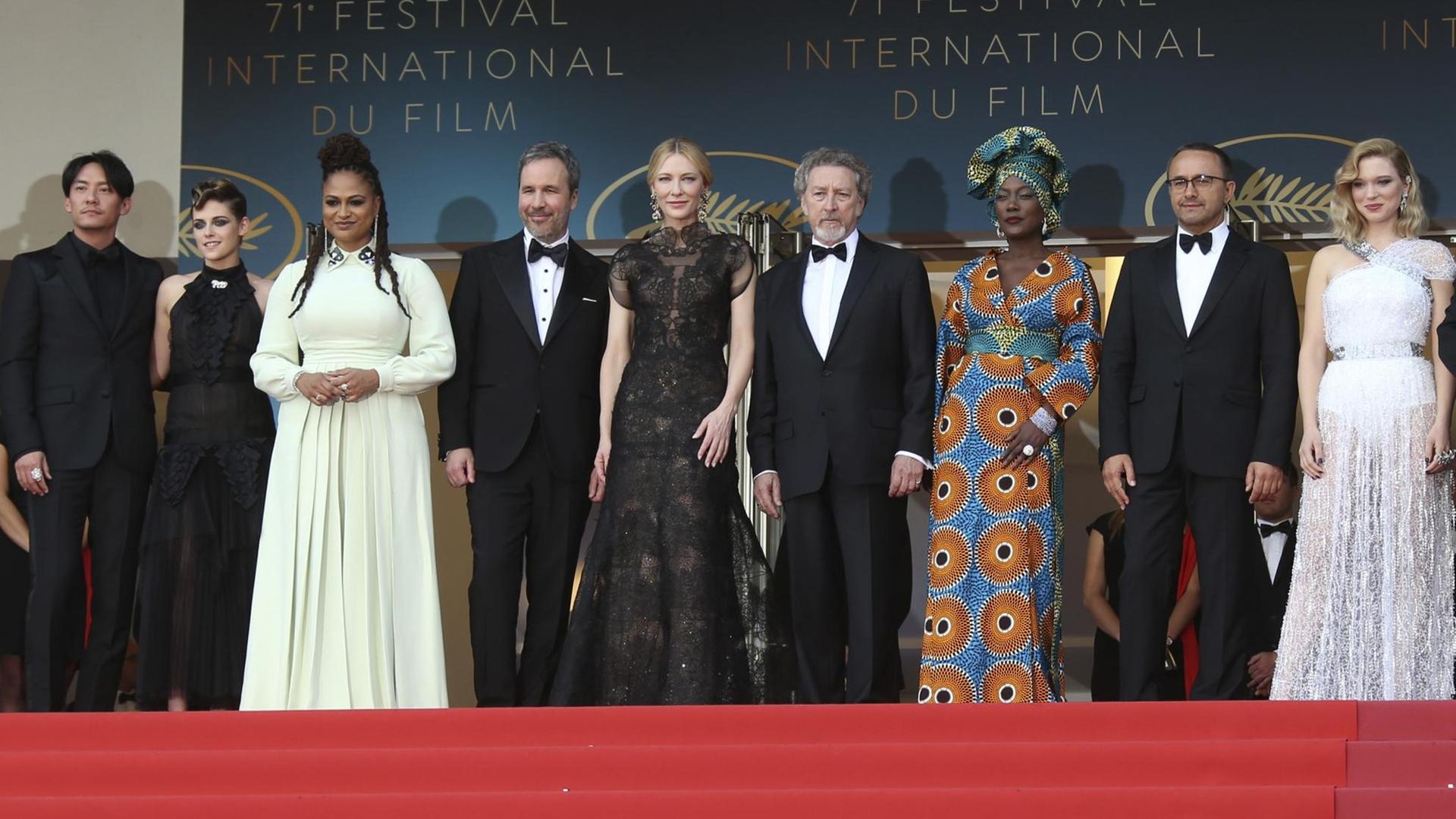 Das Bild zeigt die Jury-Mitglieder in Cannes: Chang Chen, Kristen Stewart, Ava DuVernay, Denis Villeneuve, Cate Blanchett, Robert Guediguian, Khadja Nin, Andrey Zvyagintsev und Lea Seydoux auf dem roten Teppich. Das Bild zeigt die Jury-Mitglieder in Cannes: Chang Chen, Kristen Stewart, Ava DuVernay, Denis Villeneuve, Cate Blanchett, Robert Guediguian, Khadja Nin, Andrey Zvyagintsev und Lea Seydoux auf dem roten Teppich.