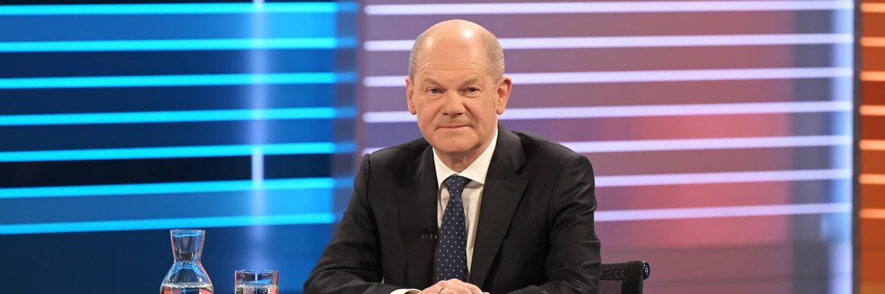 Scholz sitzt im Fernseh-Studio Scholz sitzt im Fernseh-Studio