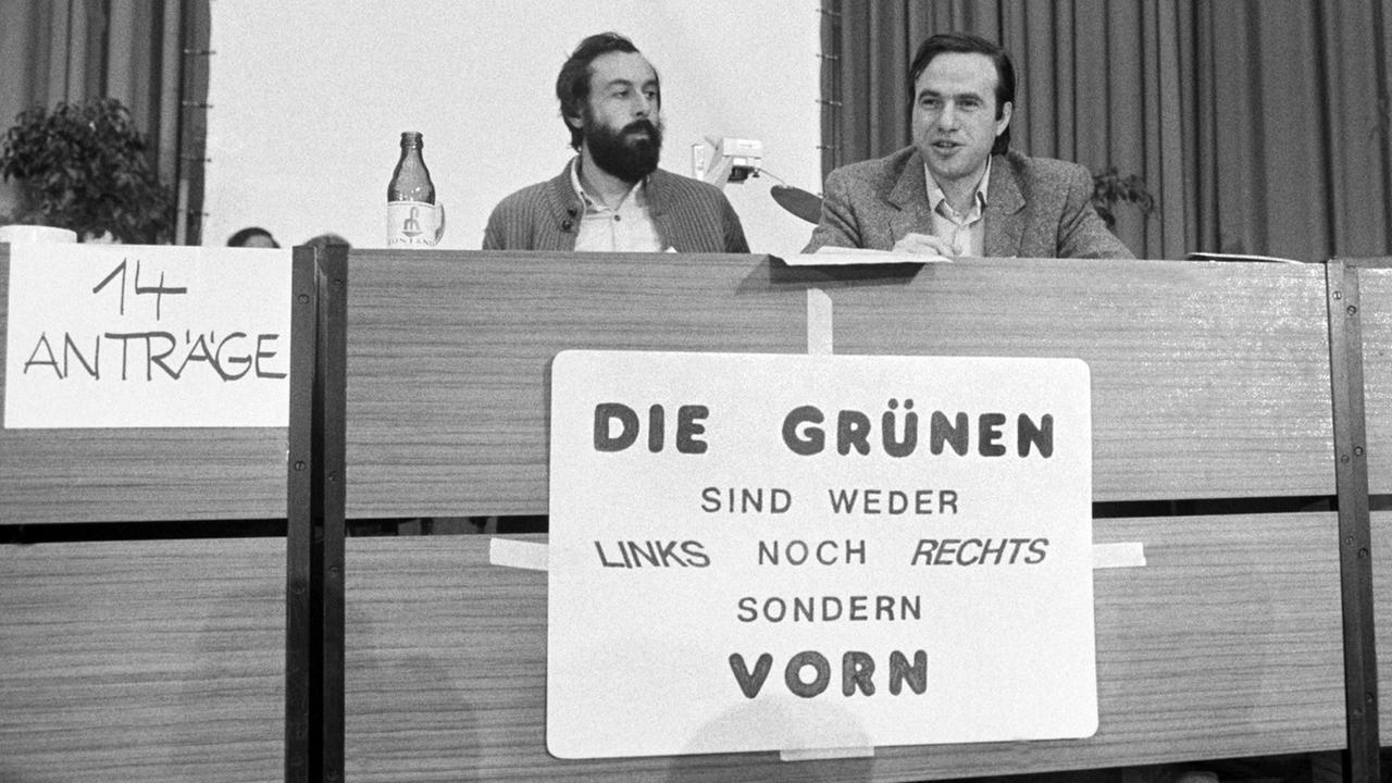 Karl Kerschgens (l) und Dietrich Wilhelm Plagemann in Karlsruhe auf dem Podium beim Kongress der "SPV - Die Grünen". Die grünen, alternativen und bunten Gruppierungen in der Bundesrepublik haben am 13.01.1980 eine Bundespartei mit dem Namen "Die Grünen" gegründet. Karl Kerschgens (l) und Dietrich Wilhelm Plagemann in Karlsruhe auf dem Podium beim Kongress der "SPV - Die Grünen". Die grünen, alternativen und bunten Gruppierungen in der Bundesrepublik haben am 13.01.1980 eine Bundespartei mit dem Namen "Die Grünen" gegründet.