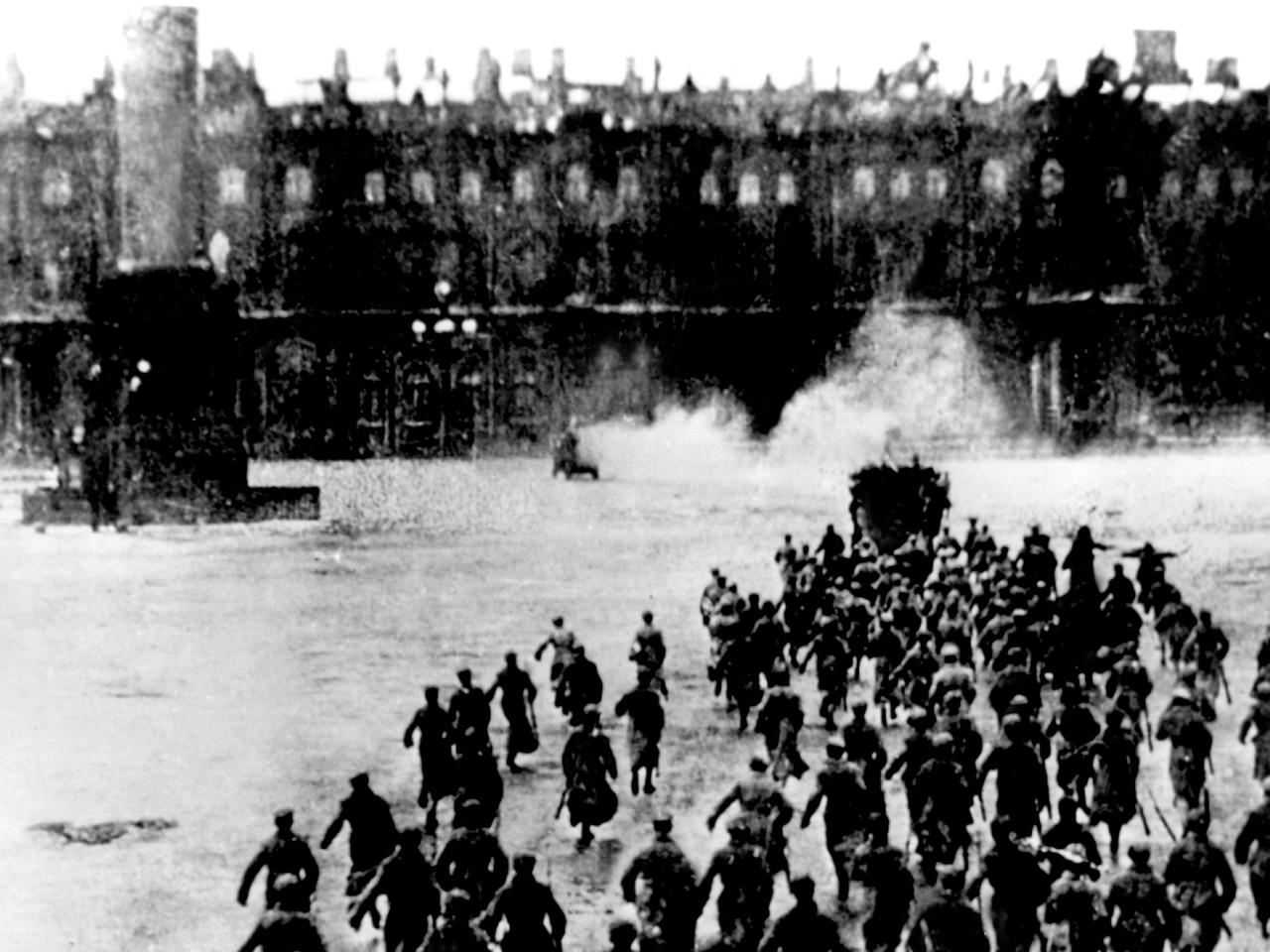 Sturm auf das Winterpalais in St. Petersburg (Petrograd) am 7. November 1917. Sturm auf das Winterpalais in St. Petersburg (Petrograd) am 7. November 1917.