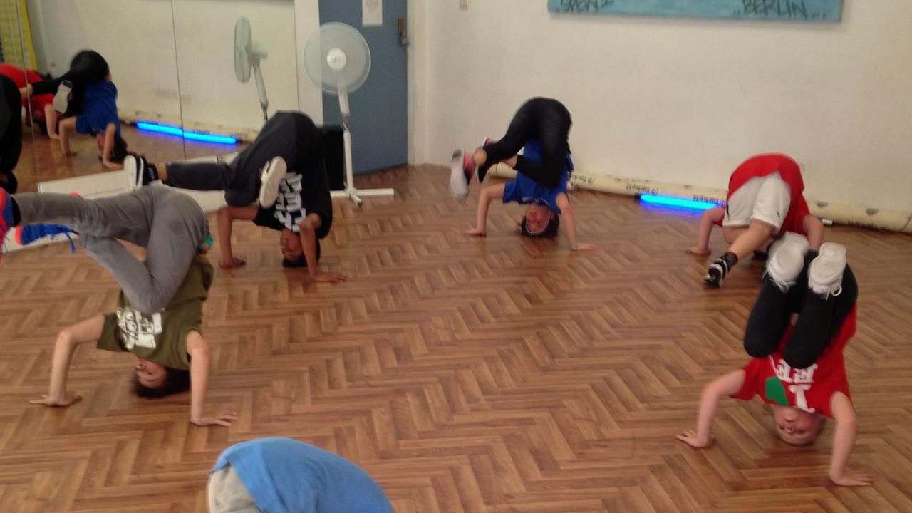 Zwanzig Quadratmeter müssen reichen: Breakdance-Training in Berlin-Wedding Zwanzig Quadratmeter müssen reichen: Breakdance-Training in Berlin-Wedding