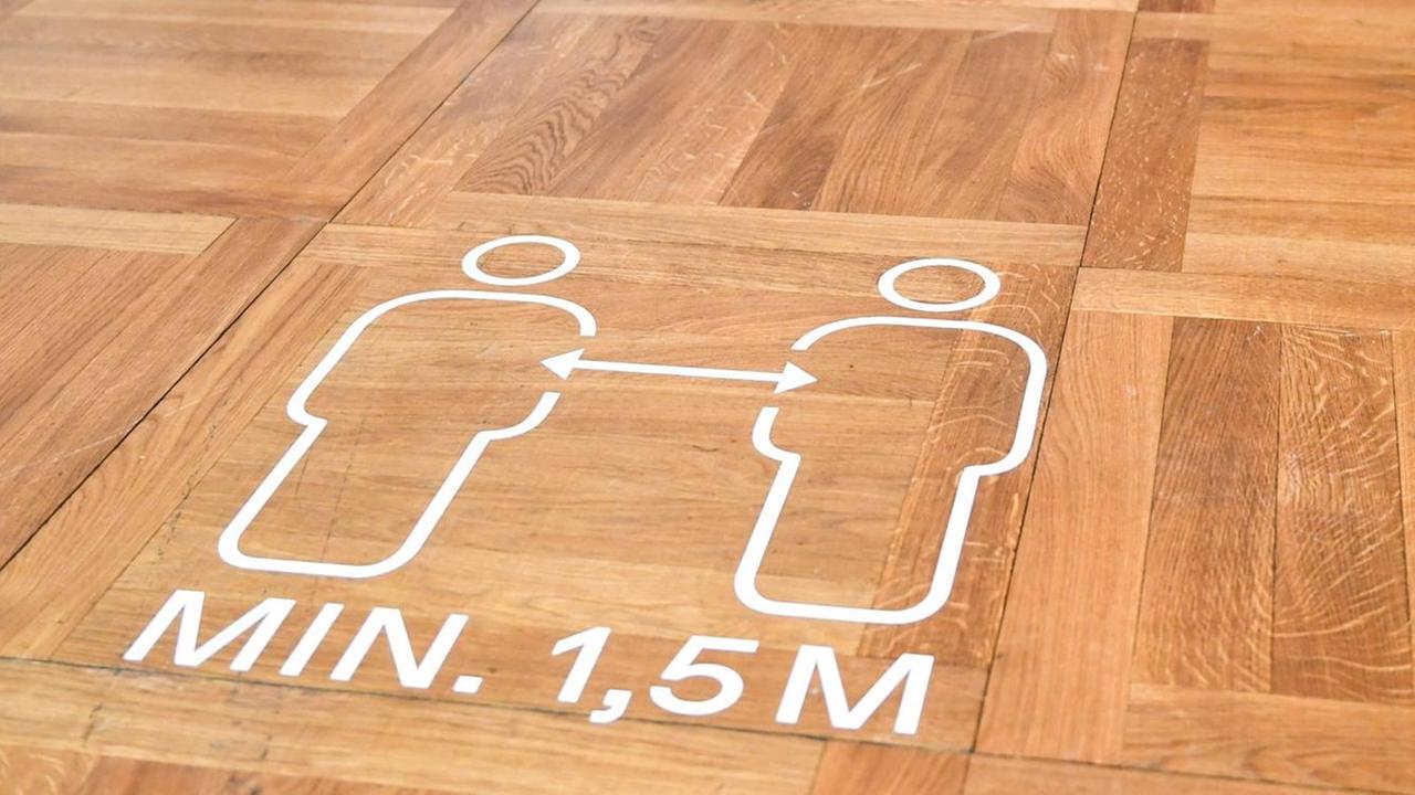 "Minimum 1,5 Meter" – im Deutschen Historischen Museum in Berlin ist auf dem Boden ein Hinweis auf den Mindestabstand aufgebracht. "Minimum 1,5 Meter" – im Deutschen Historischen Museum in Berlin ist auf dem Boden ein Hinweis auf den Mindestabstand aufgebracht.