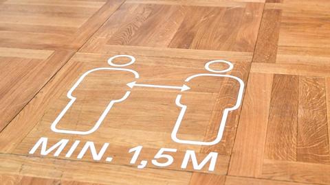 "Minimum 1,5 Meter" – im Deutschen Historischen Museum in Berlin ist auf dem Boden ein Hinweis auf den Mindestabstand aufgebracht.
