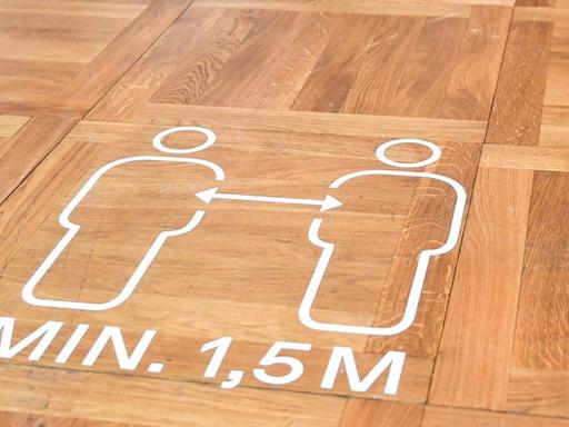 "Minimum 1,5 Meter" – im Deutschen Historischen Museum in Berlin ist auf dem Boden ein Hinweis auf den Mindestabstand aufgebracht.