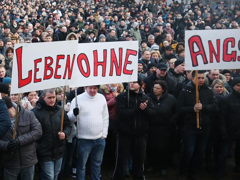 Hunderte von Russlanddeutschen demonstrieren im Januar 2016 in Villingen-Schwenningen (Baden-Württemberg) gegen Gewalt und für mehr Sicherheit in Deutschland.