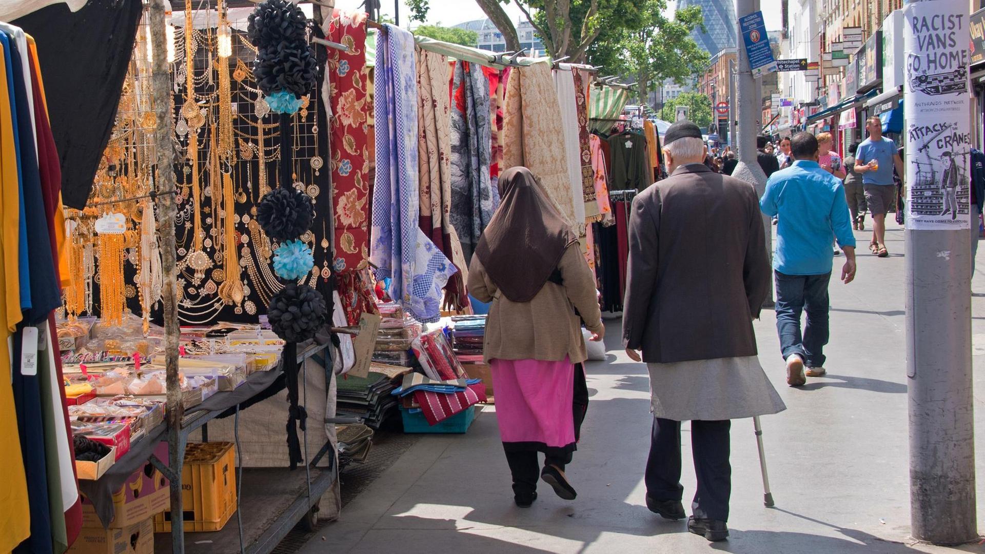 Ein Markt in Whitechapel in London, Großbritannien. In diesem Londoner Stadtteil sind über 40 Prozent der Menschen Muslime.
