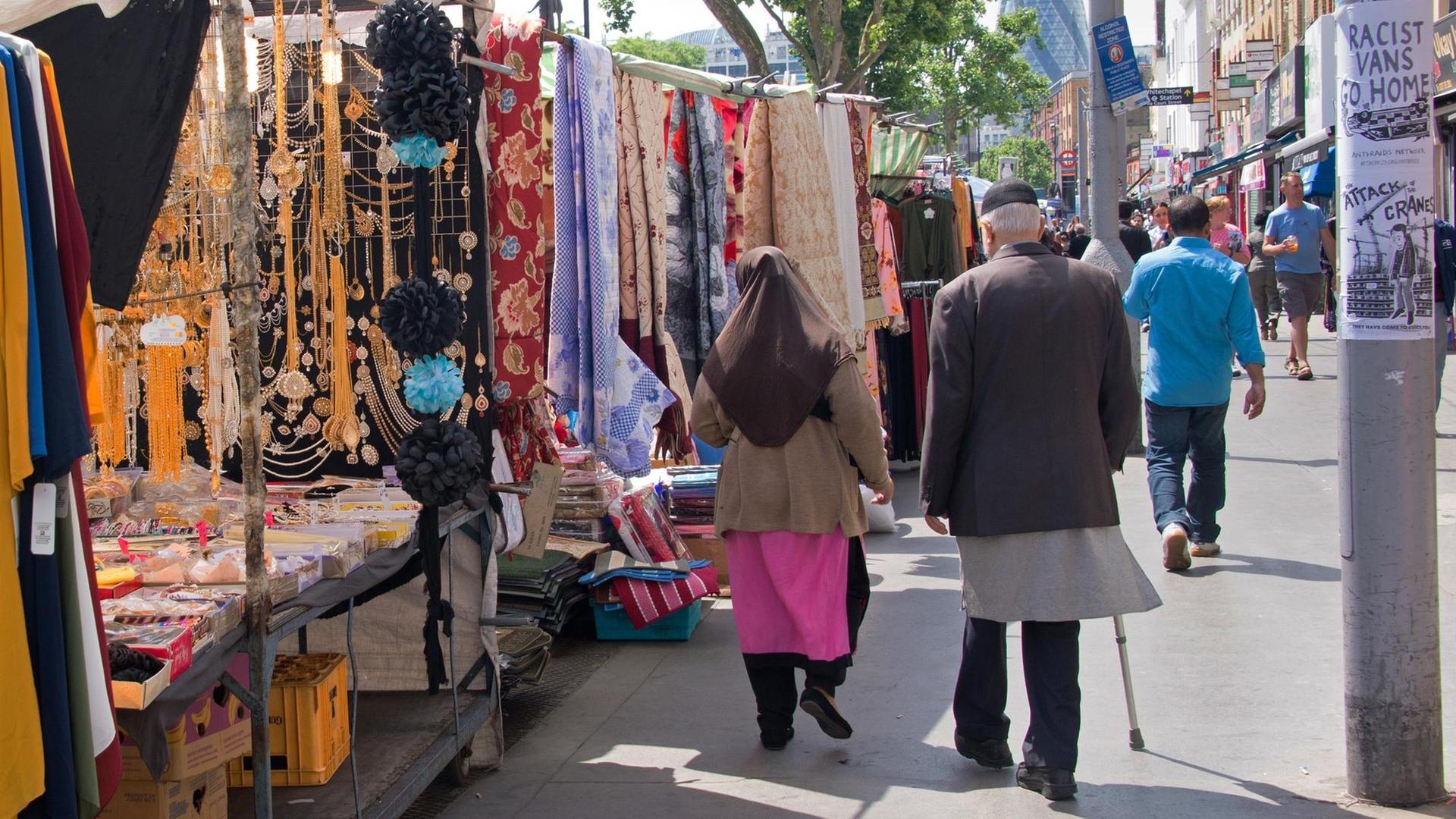 Ein Markt in Whitechapel in London, Großbritannien. In diesem Londoner Stadtteil sind über 40 Prozent der Menschen Muslime. Ein Markt in Whitechapel in London, Großbritannien. In diesem Londoner Stadtteil sind über 40 Prozent der Menschen Muslime.